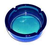 [2] Aschenbecher aus blau gefärbtem Glas