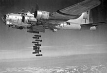 [1] ein B-17 Bomber beim Bombenabwurf