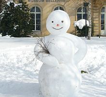 [1] Schneemann vor dem Museum Bellerive in Zürich-Seefeld, Schweiz