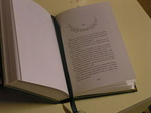 [1] aufgeschlagenes Buch mit Lesezeichen