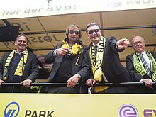 [1] Fußball ist in Deutschland eine Männerdomäne: im Bild von Borussia Dortmund nach dem Gewinn der deutschen Meisterschaft 2011 der Vereinsvorsitzende Hans-Joachim Watzke, Trainer Jürgen Klopp und Sportdirektor Michael Zorc.