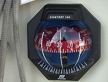 [1] Kompass einer Segelyacht, mit dem Kurs gehalten werden kann (d.h. in eine definierte Richtung gesteuert wird)