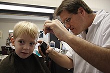[1] Kind beim Friseur