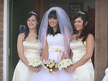 [1] Braut (Mitte) mit zwei Brautjungfern