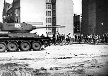 [4] Sowjetische Panzer walzen den Aufstand vom 17. Juni 1953 nieder.