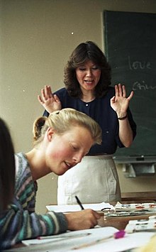 [1] Eine Lehrerin unterstreicht ihre Erläuterungen mit einer Geste