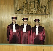 [2] drei Juristen beim deutschen Bundesverfassungsgericht