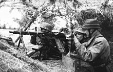 [1] Fallschirmjäger mit einem Maschinengewehr