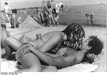 [2] Austausch von Zärtlichkeiten am Strand