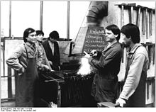 [1] Lehrmeister mit Lehrlingen