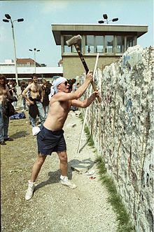 [1] mit dem Mauerfall beschäftigter Mauerspecht