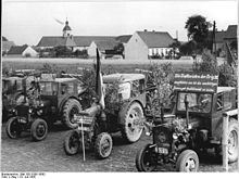 [1] Traktoren im Dorf Kosilenzien für die sogenannte Friedensernte 1955; Aufnahme vom 23. Juli 1955