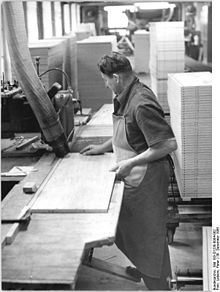 [1] der Zuschnitt von Holz auf einer Kreissäge
