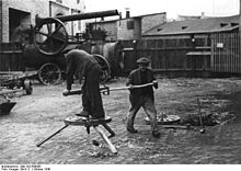 [1] Stellmacher bei der Arbeit (fotografiert 1948)