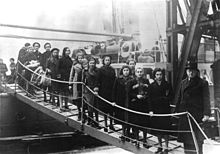 [1] jüdische Flüchtlinge (Kinder polnischer Juden aus dem Gebiet zwischen Deutschland und Polen) bei ihrer Ankunft mit der „Warschau“ in London; Aufnahme vom Februar 1939