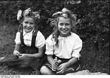 [1] zwei deutsche Mädchen in der Nachkriegszeit