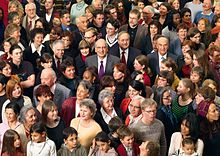 [1] offizielles Foto des Schweizer Bundesrats – der siebenköpfige Bundesrat mit Bundeskanzlerin inmitten von Bürgern (2008)