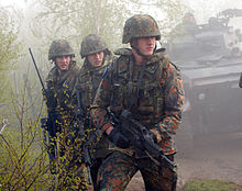 [2] deutsche Soldaten während einer Übung in Bosnien