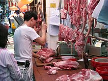 [1] ein chinesischer Fleischer bei der Arbeit