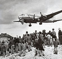 [1] Amerikanische Rosinenbomber brechen die Blockade von West-Berlin (24.6.1948 - 12.5.1949) und versorgen die Berliner fast ein Jahr lang aus der Luft.