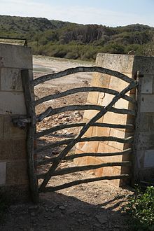 [2] Gatter auf Küstenwanderweg in Menorca