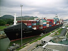 [1] Frachtschiff mit Containern