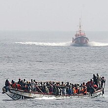 [1] Afrikanische Migranten werden von einem Schiff der spanischen Küstenwache aufgegriffen