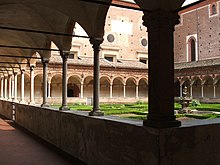 [1] Blick aus dem Kreuzgang auf den Klosterhof des Klosters Certosa di Pavia, Italien