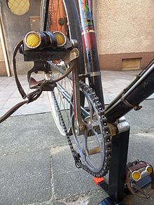 [3] Tritt man nach hinten, wird der Rücktritt betätigt – das Fahrrad bremst.