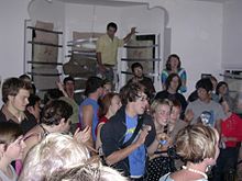 [1] eine Party junger Leute