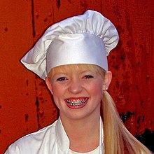 [2] eine junge Frau mit einer Kochhaube