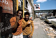 [3] Zwei Afroamerikaner in einem als Getto bezeichneten Chicagoer Problemviertel, John H. White, Mai 1974