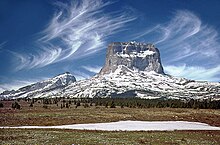 [2] der Chief Mountain ist eine markante Klippe in der Prärienlandschaft Montanas (USA)