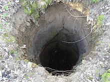 [1] ein Loch im Boden