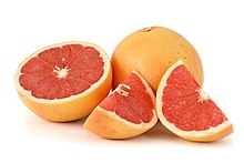 [1] zwei Grapefruits mit orangerotem Fruchtfleisch