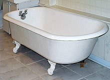 [1] freistehende Badewanne mit Klauenfüßen