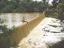 [1] Das Wehr am Coburg Lake in Victoria (Australien) nach heftigem Regen.