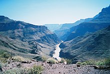 [1] Die Erosion durch Wasser kann tiefe Einschnitte in der Landschaft verursachen.