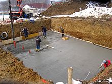 [1] Arbeiter betonieren eine Bodenplatte