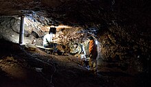 [1] Ausgrabungen in einer Höhle in Spanien