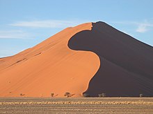[1] eine von mehreren das Sossusvlei umschließenden großen Dünen in dem zum UNESCO-Welterbe gehörenden Namib-Sandmeeres, Namibia;
Aufnahme von Benutzer Harald Süpfle am 30. August 2004