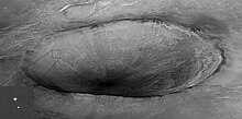 [1] Krater mit zehn Kilometern Durchmesser auf dem Mars, links zeigt das Photo den Abstieg des Landegeräts Phoenix im Jahr 2008, der an einem Fallschirm hängt