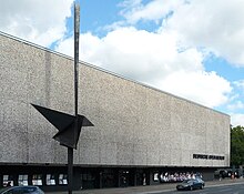 [1] die Vorderseite der Deutschen Oper Berlin mit Skulptur und Eingangstüren