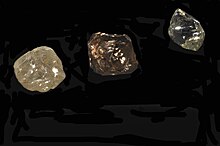 [4] Rohkristalle, die zu einem Stein geschliffen werden