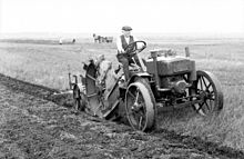 [1] Traktor (Mercedes-Benz Ackerschlepper OE) im Einsatz auf einem Feld