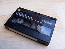 [2] Video, genauer eine Videokassette mit dem staubempfindlichen Videoband