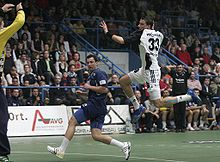 [1] Ein Handballer bei einem Sprungwurf