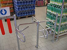 [1] ein Drehkreuz in einem Supermarkt