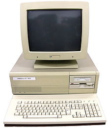 [1] Desktop-Computer mit Bildschirm und Tastatur