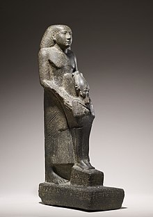 [1] Statue eines ägyptischen Priesters mit einer Figur des Osiris